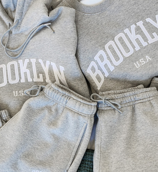 (L-6XL)<BR>ブルックリン トレーニング セット フード　/マンツーマン+조거/세미와이드<br><font color="#098a09"><B>기장선택 상(基本的な,ロング+6cm),하(基本的な,ロング+8cm)</B></font>